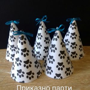 Парти шапки 101 Далматинци за детски рожден ден в бяло на черни лапички от картон